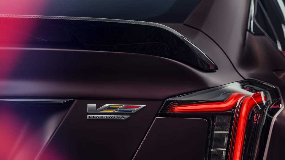 آخر سيدان رياضية بناقل يدوي… كاديلاك CT5-V بلاكوينغ تروي قصتها من خط الإنتاج