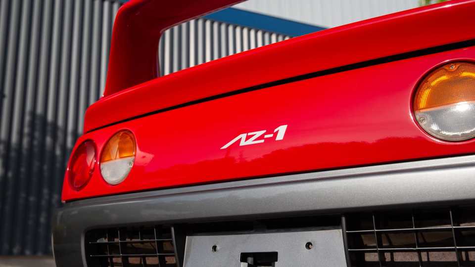 مازدا AZ-1 تعود بروح مجنونة: سيارة يابانية صغيرة بأبواب جناح النورس ومحرك دوّار خلفي