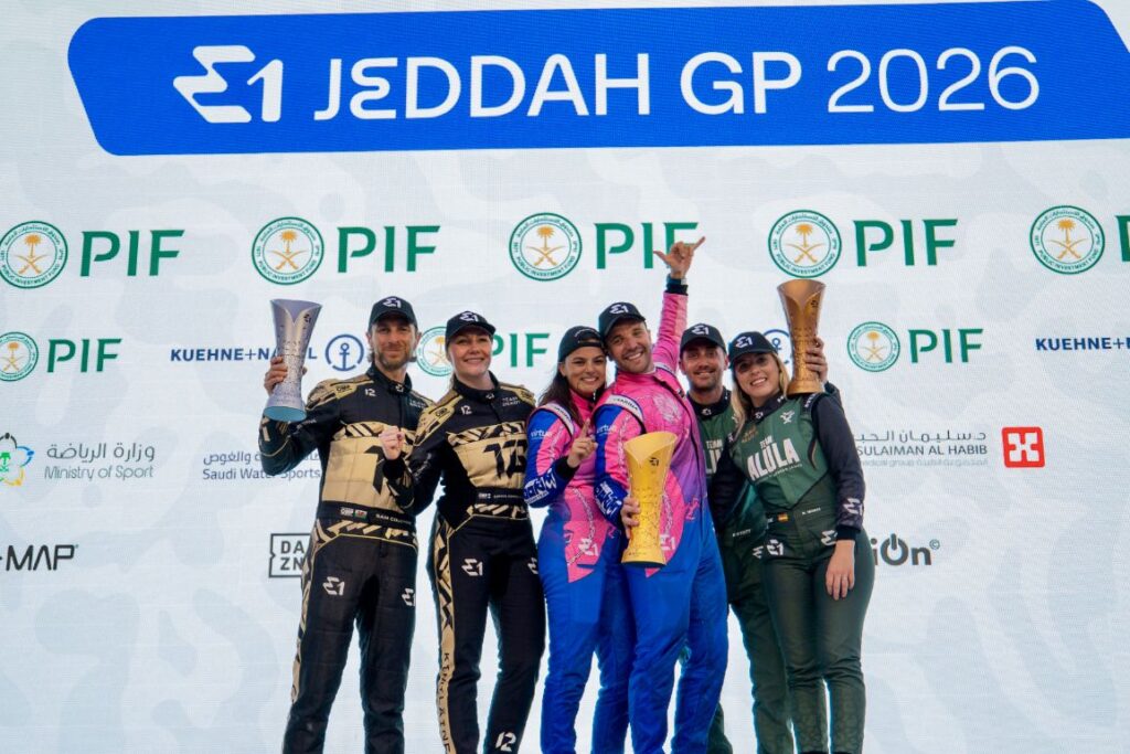 سمو وزير الرياضة يتوج فريق “أوكي ريسينغ تيم” بلقب الجولة الأولى من بطولة العالم للقوارب الكهربائية السريعة E1 لعام 2026