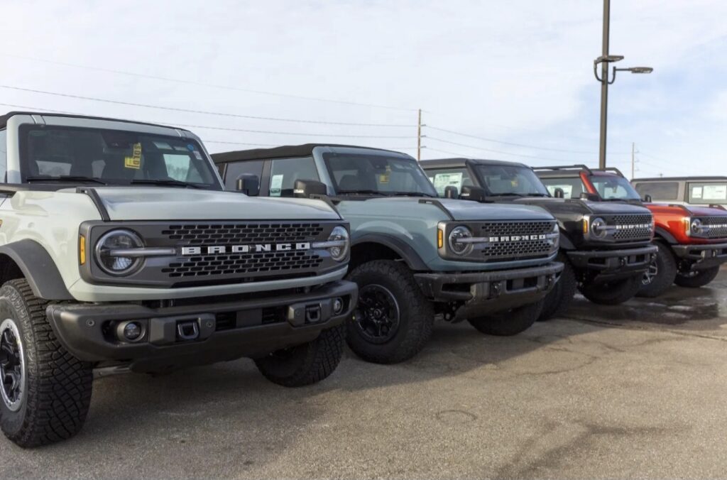 فورد تعاكس السوق: تحول شامل نحو الهجين والكهرباء بأسعار أقل