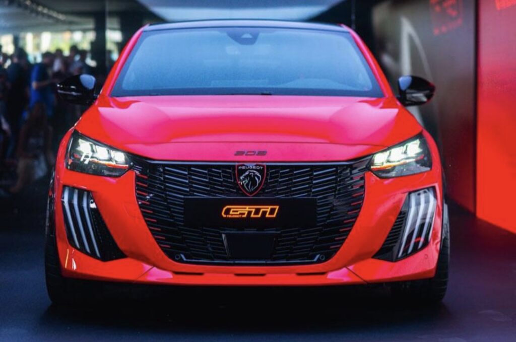 بيجو E-208 GTi الجديدة تعيد شعار GTi إلى الحياة الكهربائية
