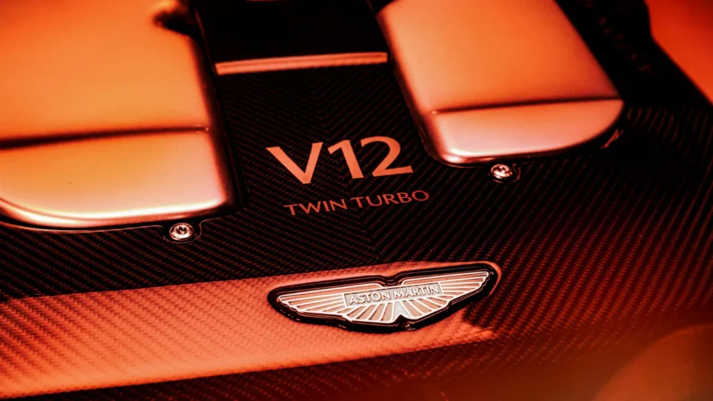 أستون مارتن تتمسك بمحركات V12 حتى عام 2035 وتؤجل نهايتها