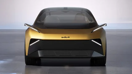 كيا تطمح لتطوير سيارة رياضية خارقة تسير على خطى نيسان GT-R